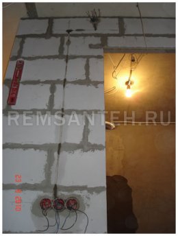 Для установки подразетников, выключателей, розеток, распаечной коробки штробление стен для прокладки монтажа электропроводки в штробе для светильников подвесного потолка на фото ремонта ванной комнаты под ключ.