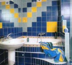 Сочетание плитки разных цветов и формы как выложить кафель в ванной