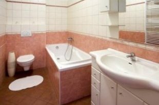 Классическая отделка ванной комнаты - светлый верх и темный низ отделка ванных комнат плиткой