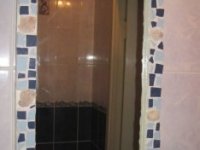 Рама должна быть контрастной по отношению к плитке на стене, но сочетаться с другими цветовыми оттенками декора плитка для ванной комнаты ремонт