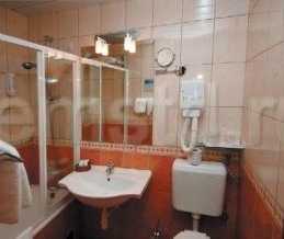 Совмещение ванны с душевым боксом Совмещение ванны с душевым боксом