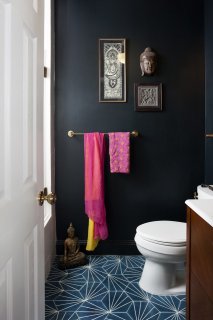 Яркие штрихи в темной ванной комнате